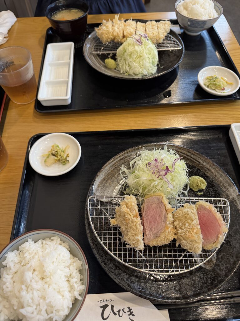 手前がヒレ、奥がロース。キャベツがふわふわ。