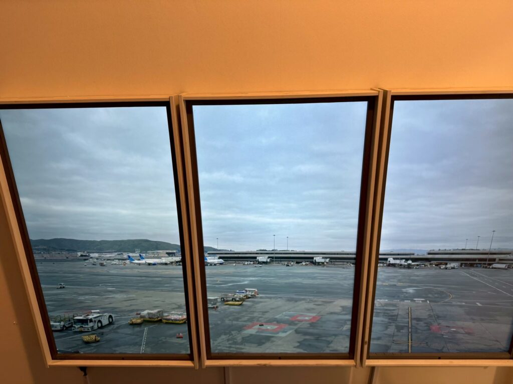 窓から見える空港の景色VTR