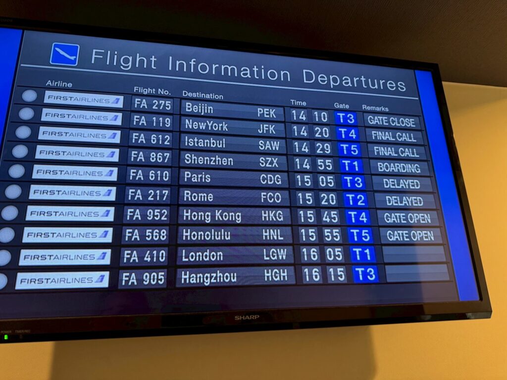 FIRST AIRLINESの出発案内モニター