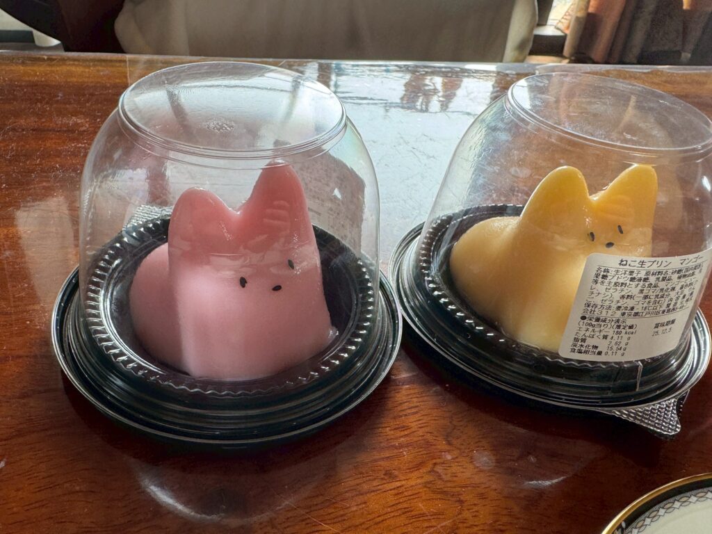 ピンク色のねこプリン(いちごみるく味)と黄色のねこプリン(マンゴー味)