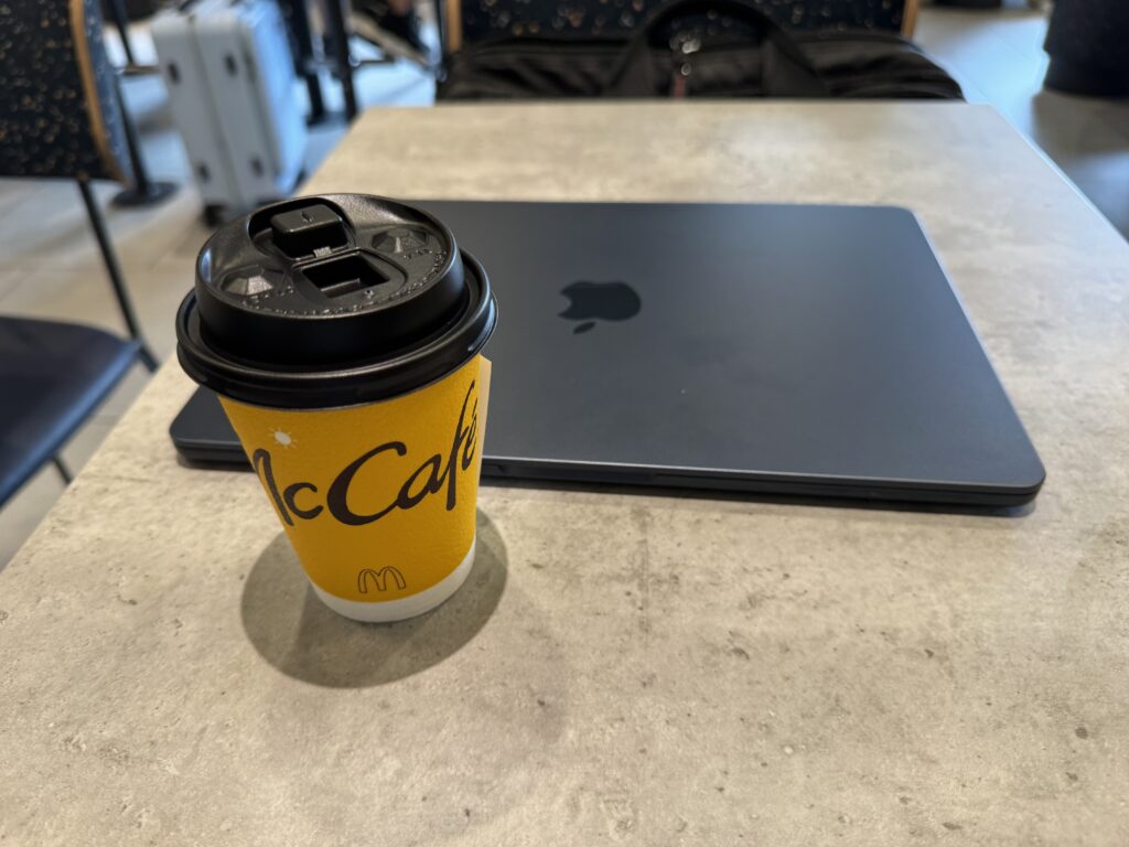 朝のマックでコーヒーをお供にPCを開くのが日課