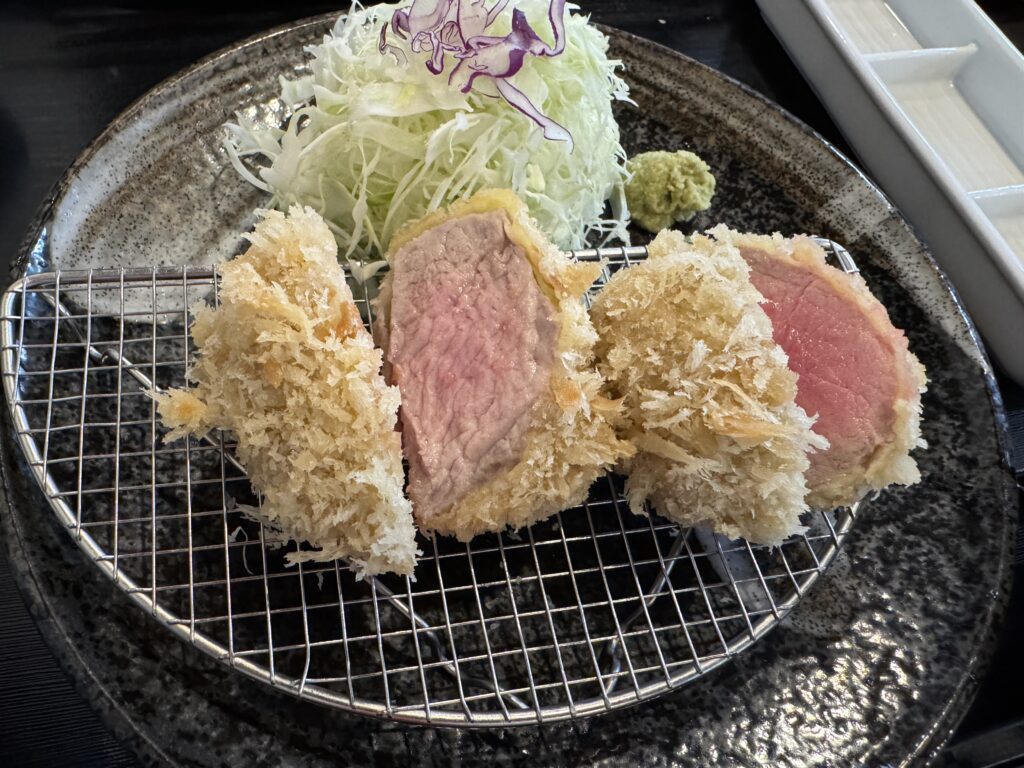 衣が白く、中のお肉はとてもジューシーです。