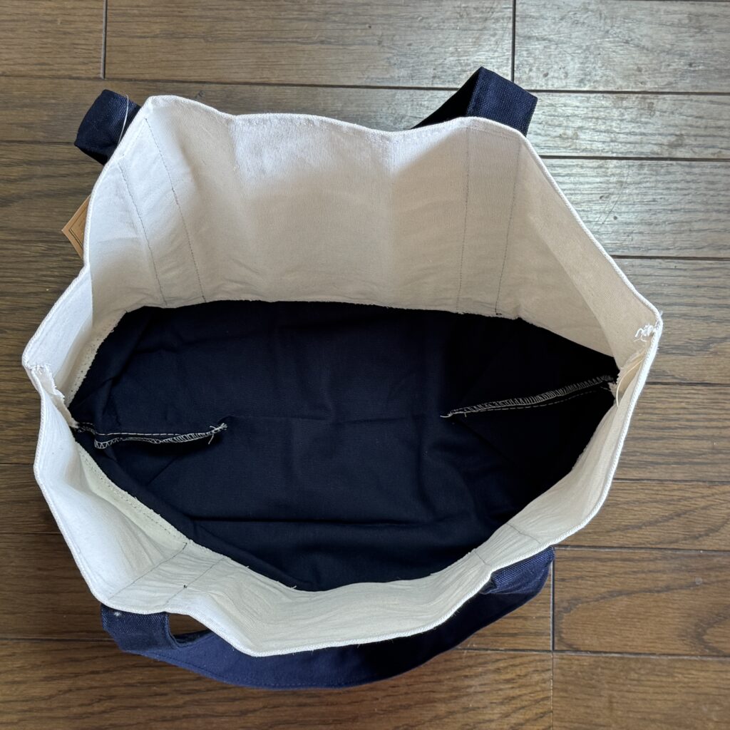 トートバッグの中。幅もあり広く使えます。